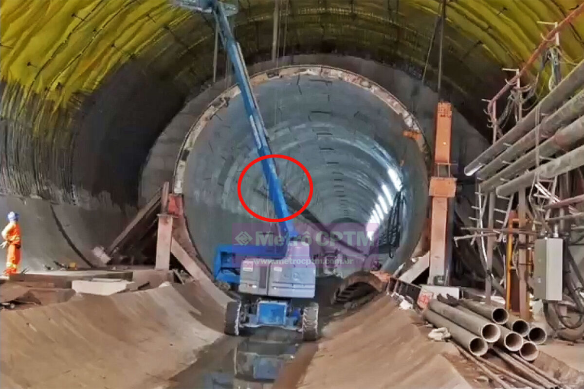 Estrutura de reação sendo desmontada e no detalhe a esteira desmontada