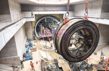 Motor do Tatuzão Norte é içado para fora da estação Brasilândia
