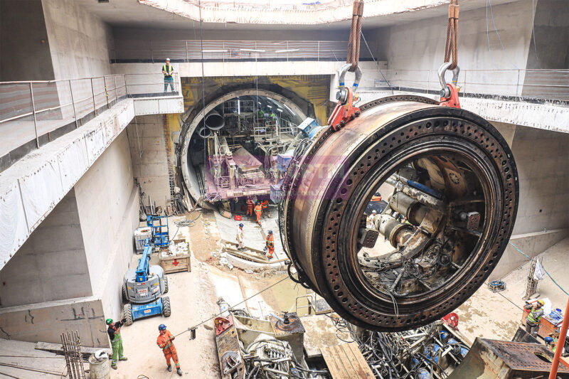 Motor do Tatuzão Norte é içado para fora da estação Brasilândia