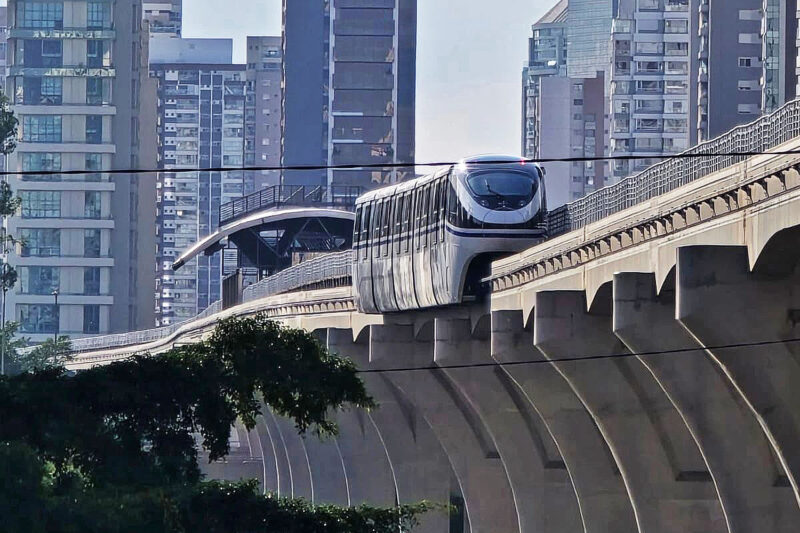 Trem da Linha 17-Ouro circula pelas vias