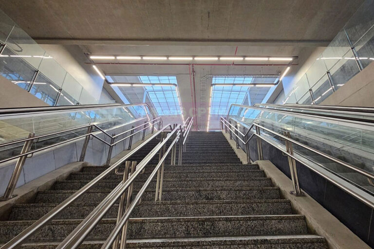 Escadas rolantes e fixas com aspecto de prontas