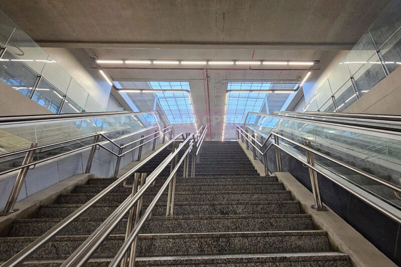 Escadas rolantes e fixas com aspecto de prontas