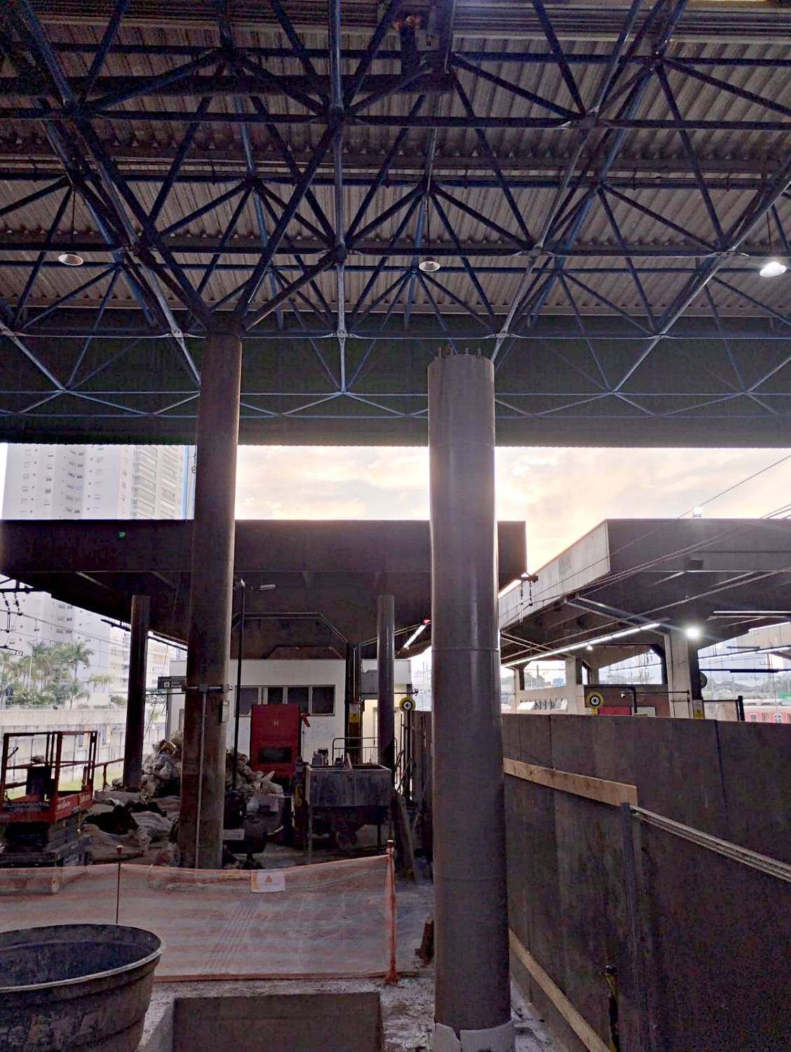 Pilares construídos na Estação Barra Funda (Roberto Artur)