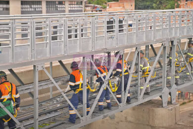 Passagem de cabos pela passarela da via