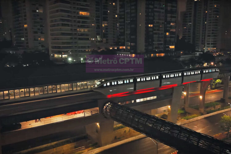 Trem da BYD circulando à noite