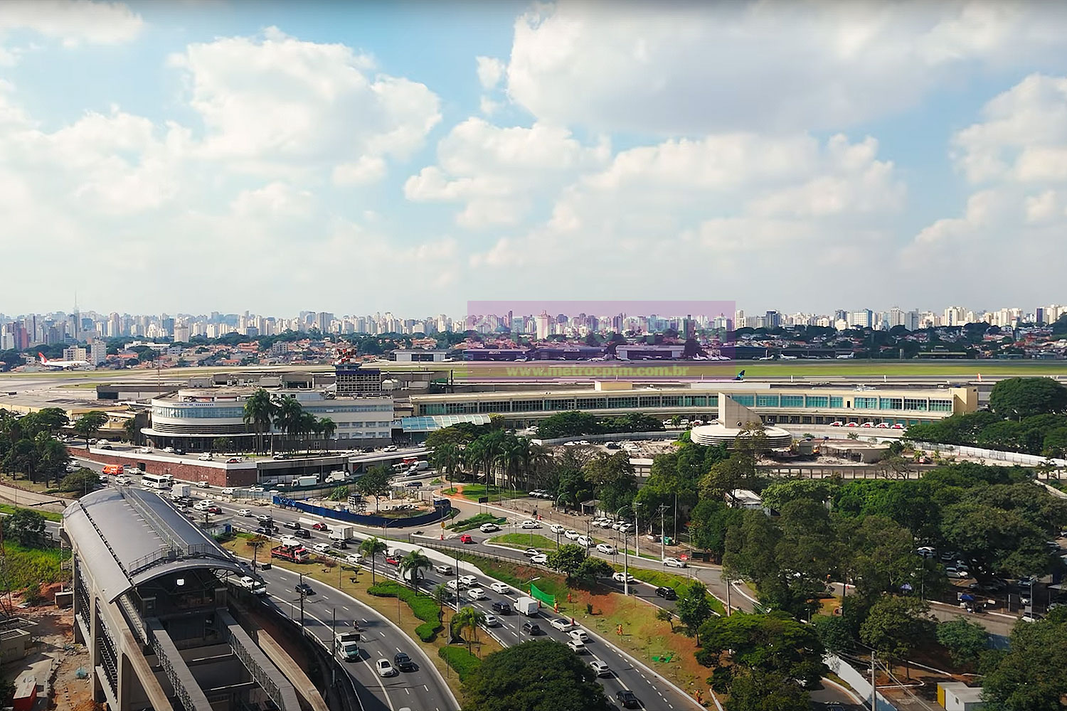 Aeroporto de Congonhas ao fundo e a estação da Linha 17