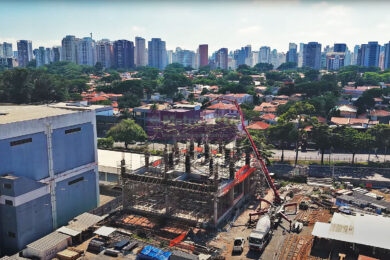 Subestação de energia da Linha 17 em construção
