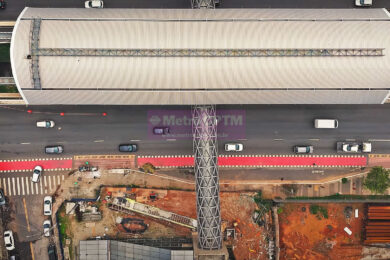 Estação Brooklin Paulista e abaixo da passarela o túnel de cabos