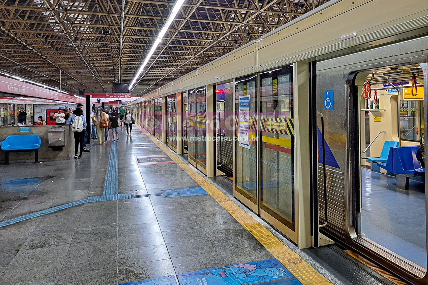 Portas de plataforma na estação Corinthians-Itaquera (Jean Carlos)