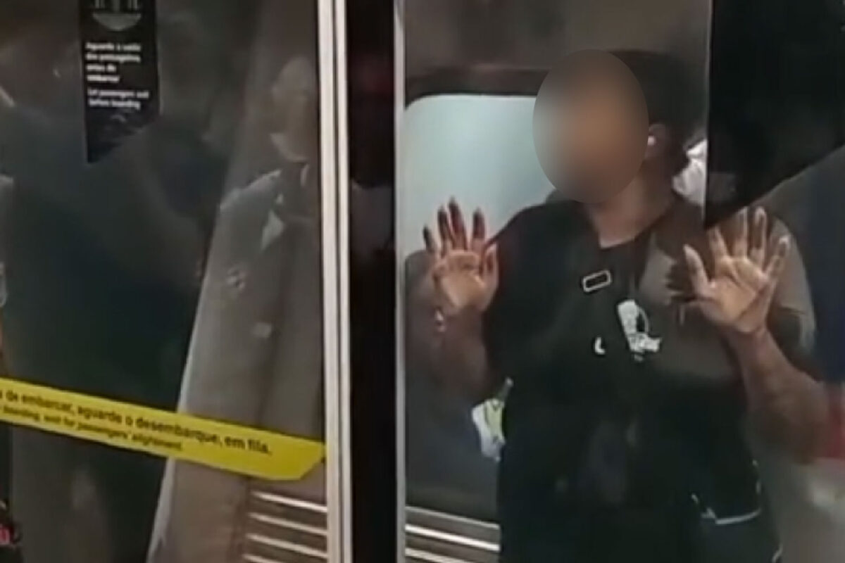 Mulher que ficou presa no vão entre as portas na Linha 2-Verde do Metrô em março