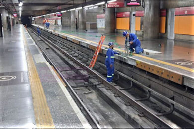 Plataforma sendo preparada para receber fachadas na Sé