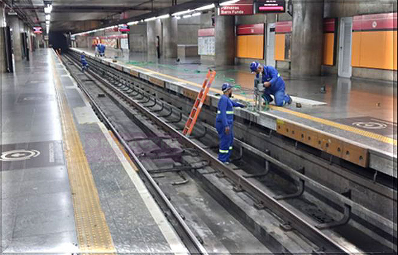 Plataforma sendo preparada para receber fachadas na Sé