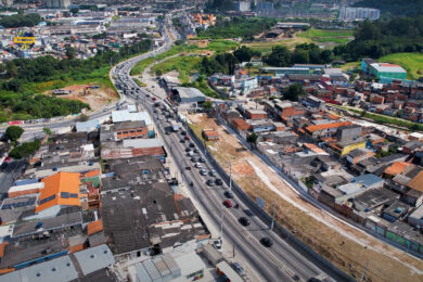 Ao fundo as vias operacionais e abaixo o terreno onde a avenida será alargada