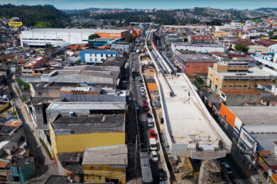 Aparelho de manobra de via e passarelas metálicas