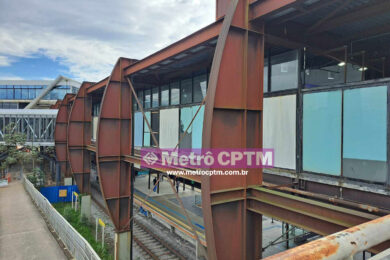 A estação da Linha 9 e ao fundo a nova estrutura