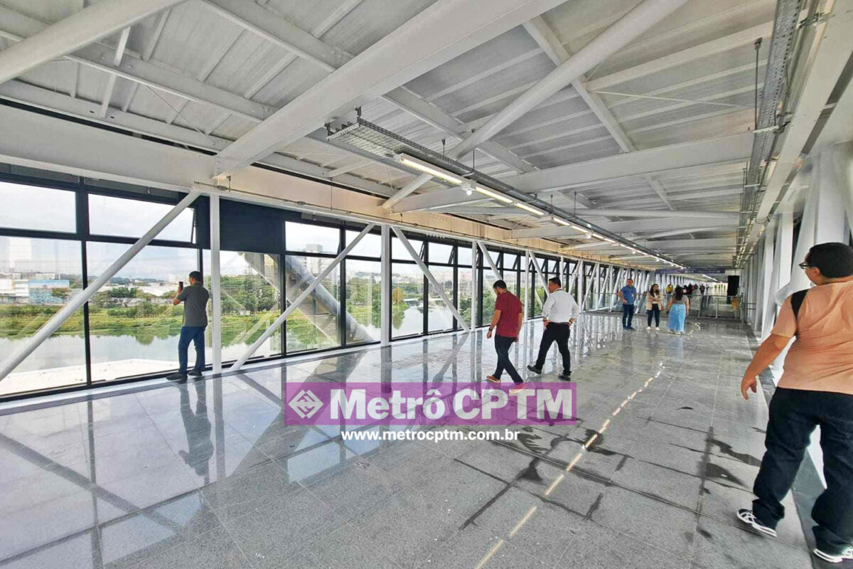 Uma das duas passarelas da estação Santo Amaro