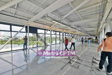 Uma das duas passarelas da estação Santo Amaro