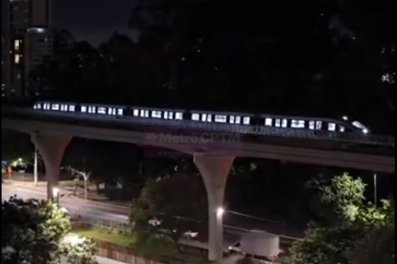 Trem da Linha 17-Ouro circula à noite pela primeira vez