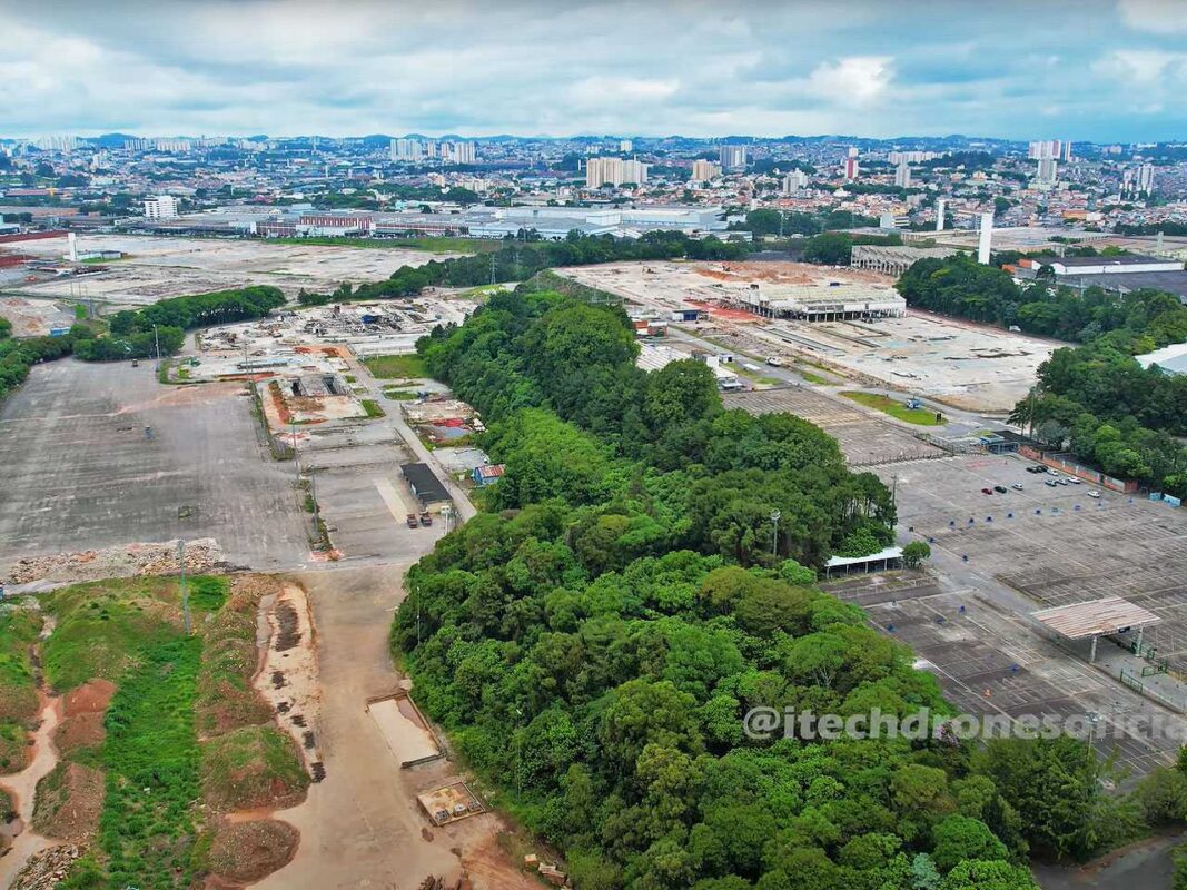 Imagem aérea da antiga fábrica da Ford: pátio da Linha 20?