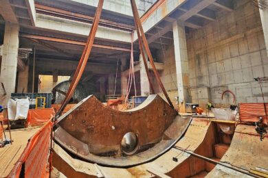 Peça do tatuzão Cora Coralina sendo colocada dentro da estação Penha
