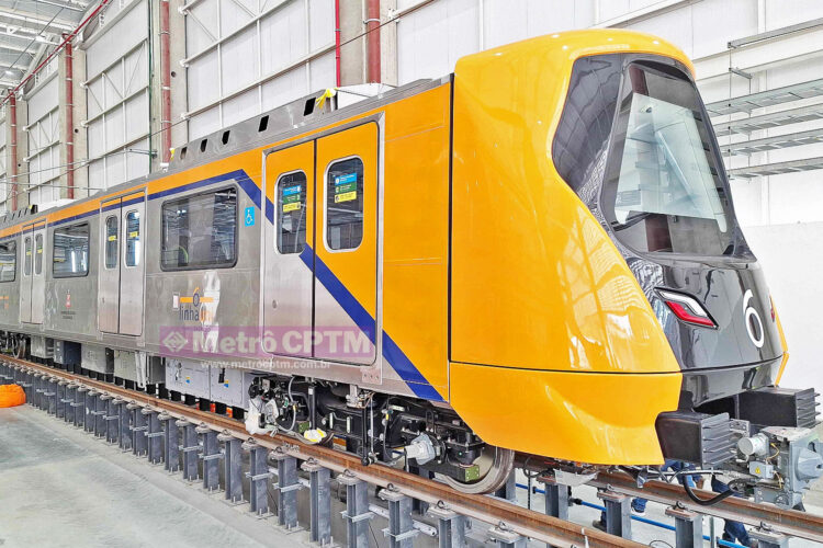 Primeiro trem da Linha 6-Laranja de metrô
