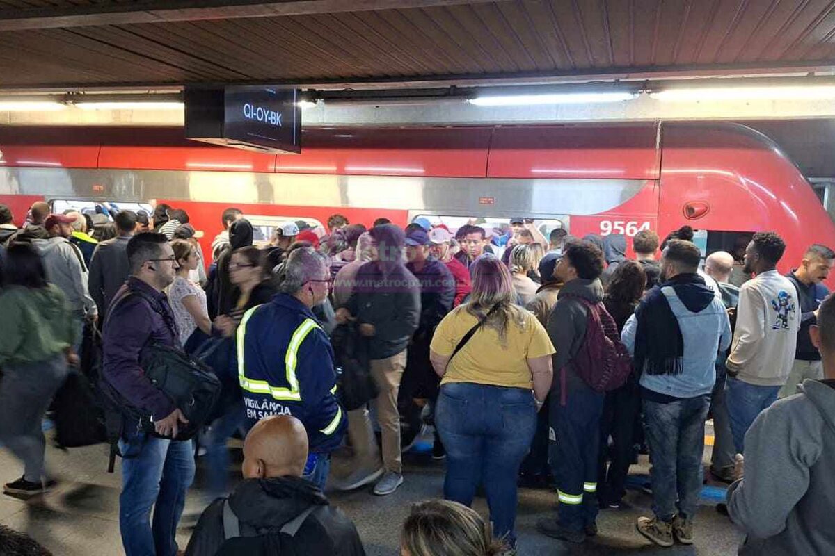 Passageiros desembarcam de trem da Linha 7-Rubi