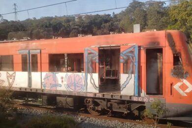 Trem da Série 2000 vandalizado e estacionado próximo da estação de Francisco Morato.