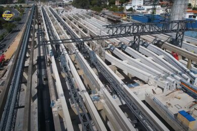 Área de estacionamento está recebendo uma passarela