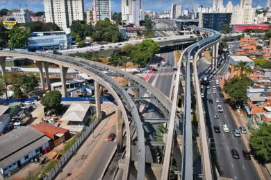 À esquerda, vias no sentido do aeroporto, ainda sem trilhos de energia