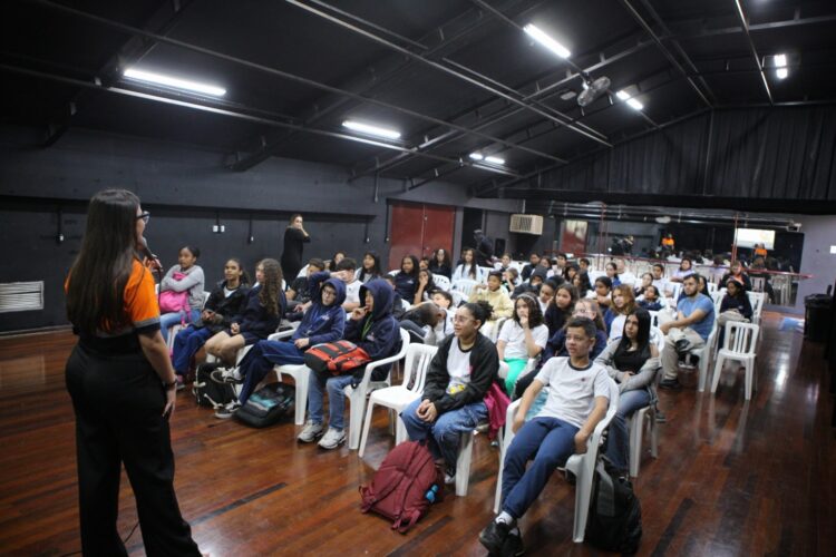 Funcionários da TIC Trens durante ação educativa sobre segurança ferroviária.