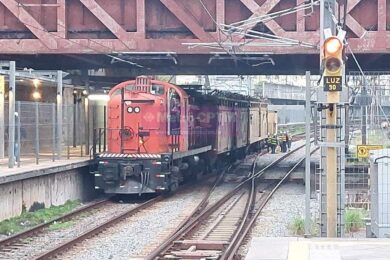 O trem de manutenção teve um dos vagões descarrilado próximo ao AMV