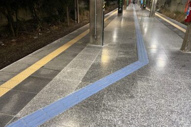 Piso de sinalização para deficientes visuais posicionado na estação Imperatriz Lepoldina