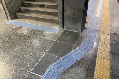 Piso de sinalização para deficientes visuais posicionado na estação Imperatriz Lepoldina