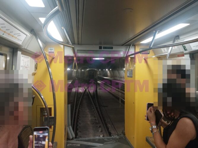 Passageiros observam trem da Linha 4-Amarela que "se partiu" em dois antes da estação Vila Sônia.