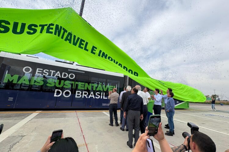Veículo similar a um VLT com pneus foi apresentado pelo Governo do Paraná