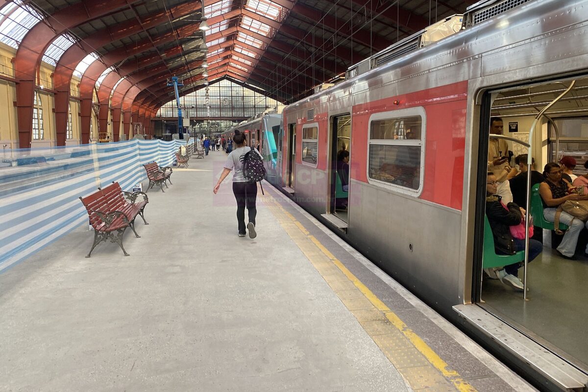 Trem da Linha 8 em duas plataformas de Júlio Prestes