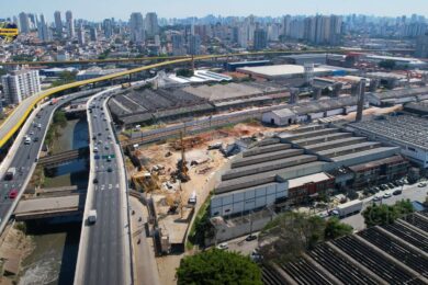 Terreno desapropriado onde estão sendo feitas fundações