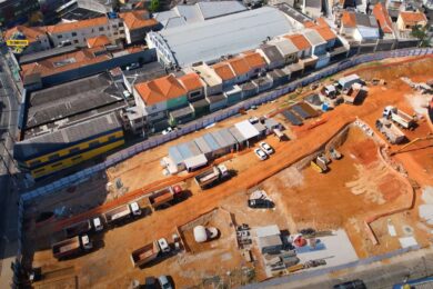 Caminhões em fila para levar terra retirada de Penha de França