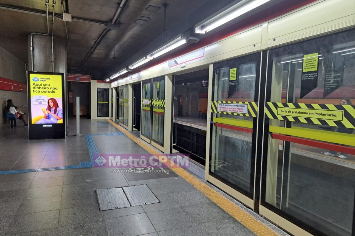 Portas de plataforma na estação Sé