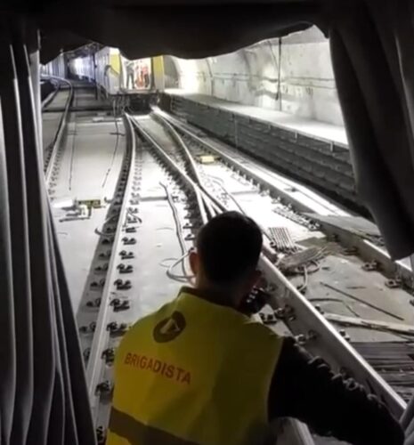 Funcionário da Linha 4 durante procedimento de resgate dos passageiros após descarrilamento nesta terça (9).