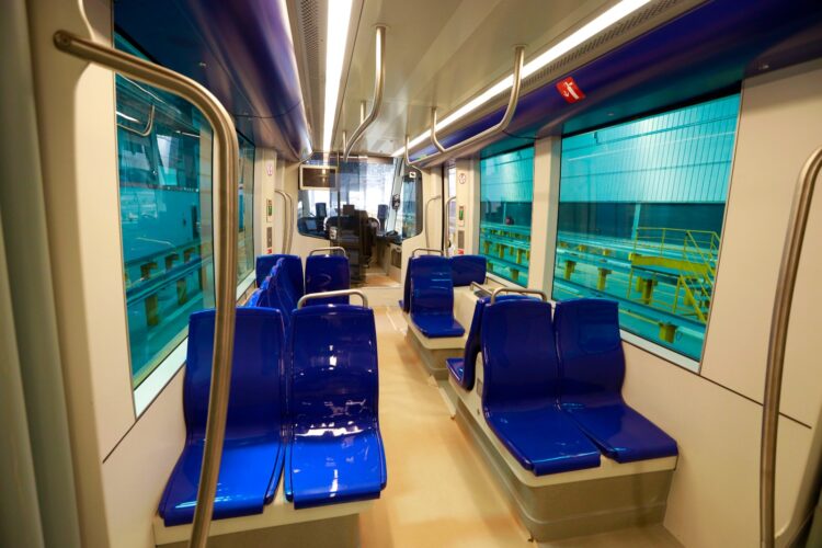Interior foi remodelado para atender as necessidades dos passageiros locais.