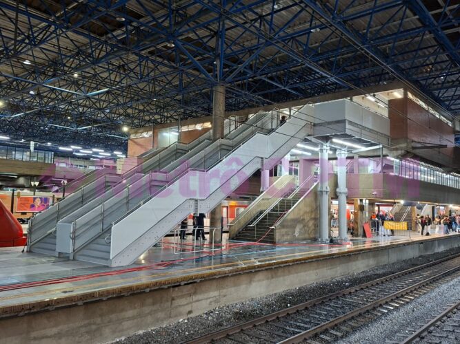 Escadas fixas adicionam acessos para as plataformas pelos passageiros das linhas 7 e 10.