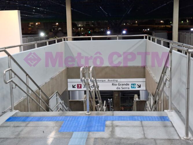 Escadas fixas adicionam acessos para as plataformas pelos passageiros das linhas 7 e 10.