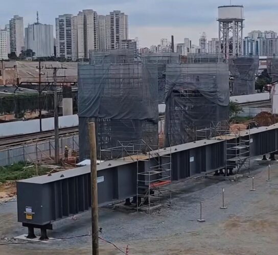 Pilares de sustentação para as vigas metálicas na obra do monotrilho.