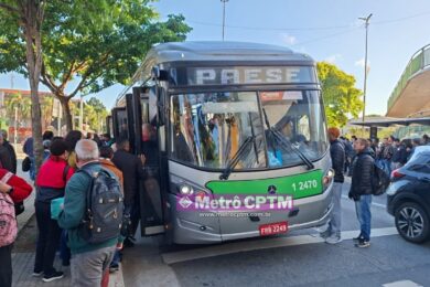 Ônibus do sistema Paese na estação da Luz