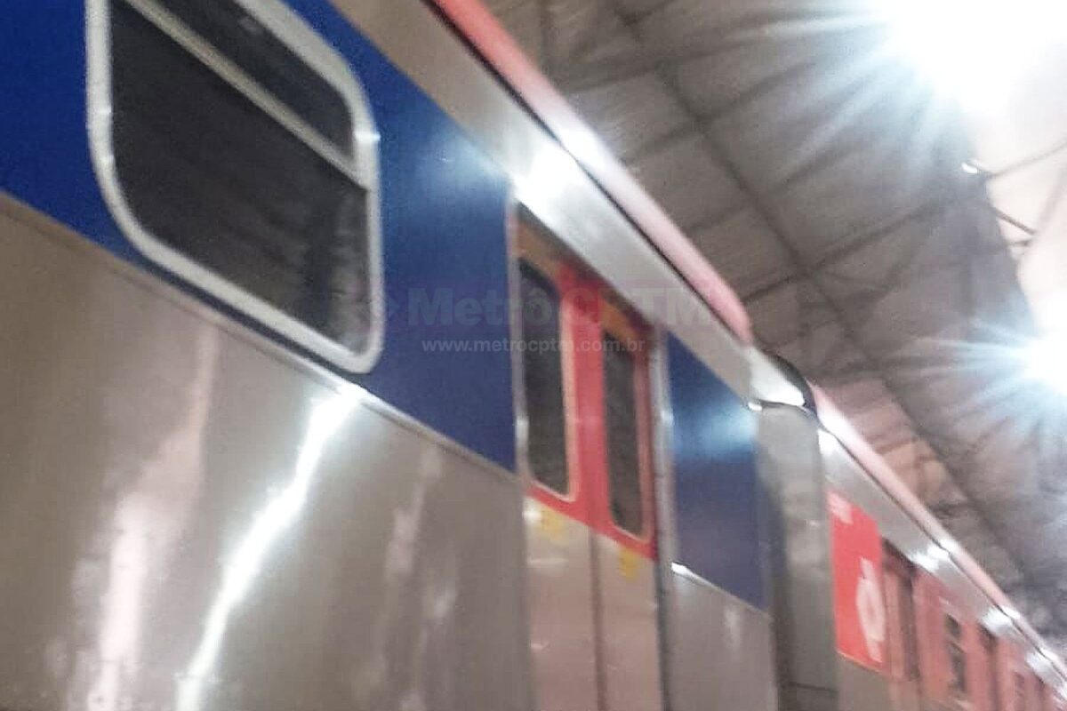 Imagem mostra trem da Série 9500 recebendo padrão da TIC Trens