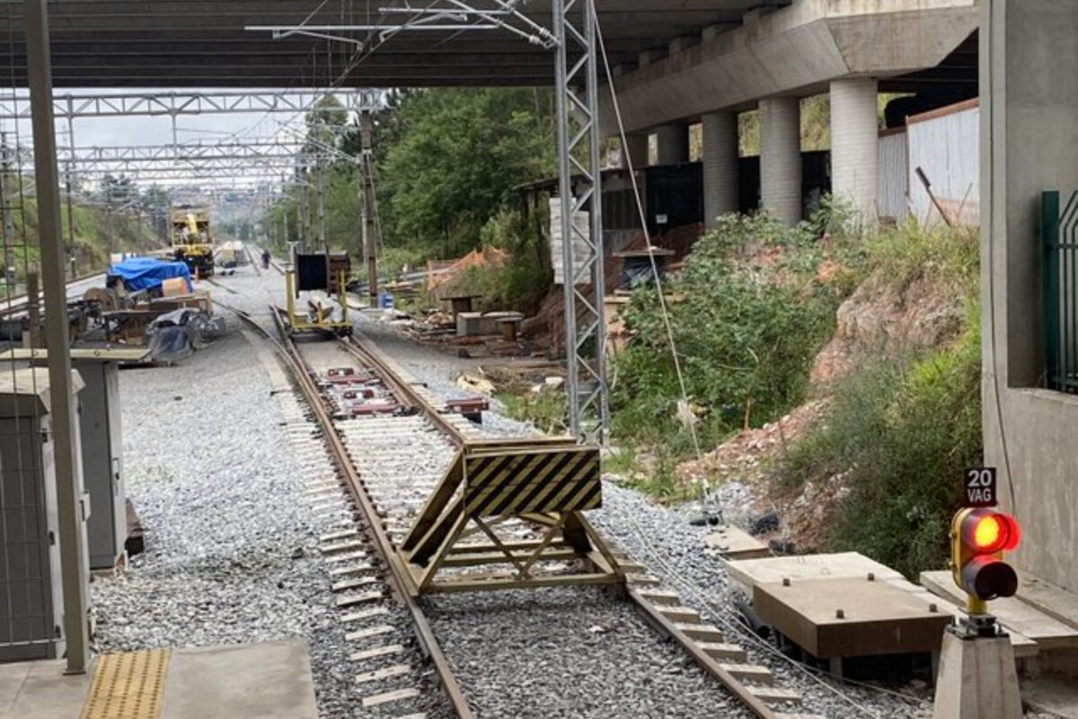 Via após a estação Varginha ainda passando por trabalhos