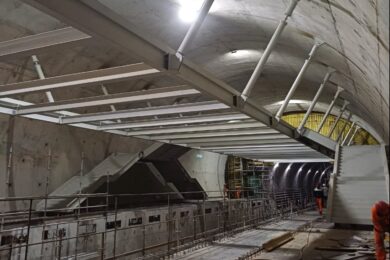 Plataformas com mezanino e escadas metálicas montadas