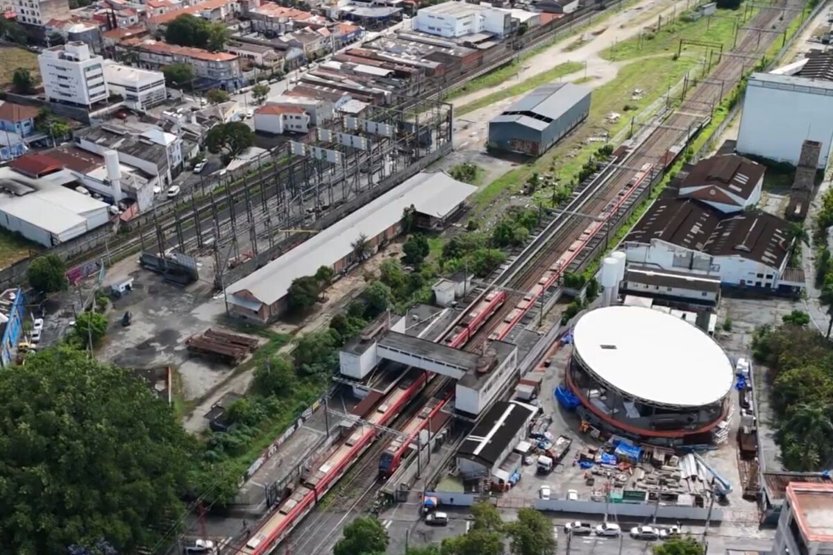 As estações Água Branca da Linha 7 e Linha 6 (direita). No alto à esquerda, terreno do governo federal