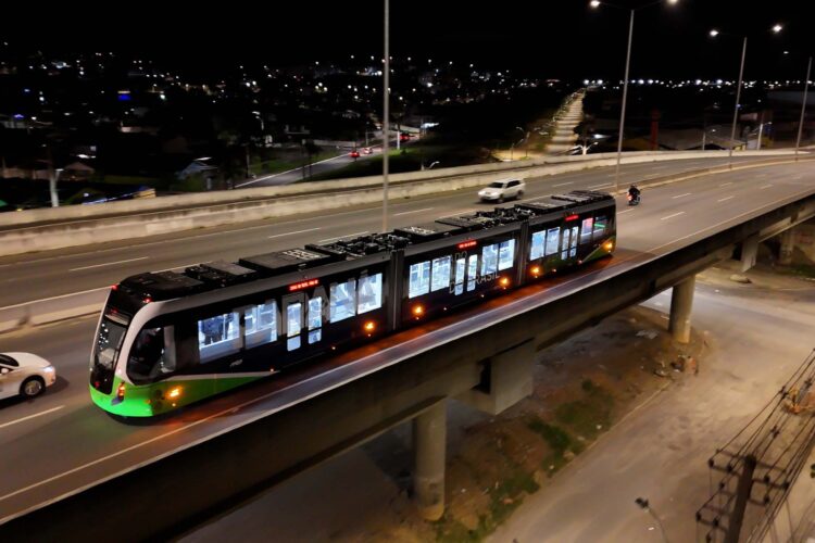 O BUD, Bonde Urbano Digital durante testes no Paraná.